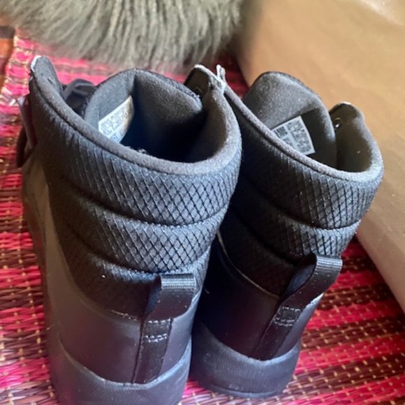 ADIDAS Climawarm Traxion boots - women's size 8.5 - black on black - Picture 6 of 9